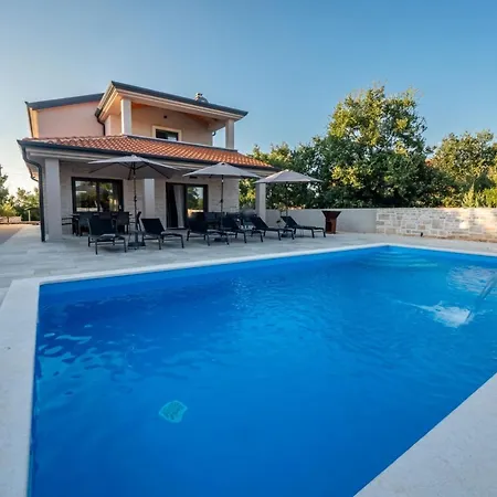 Villa Family Alves With Pool And Grill In Porec *