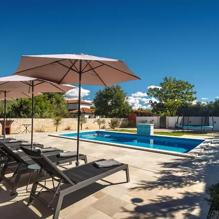 Family Alves With Pool And Grill In Porec *