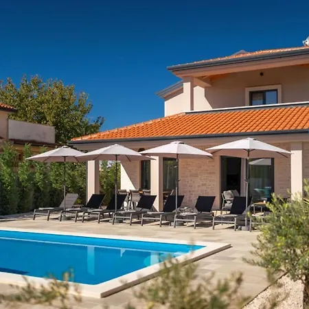 Villa Family Alves With Pool And Grill In Porec *