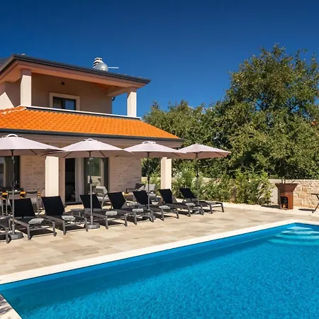 Villa Family Alves With Pool And Grill In Porec