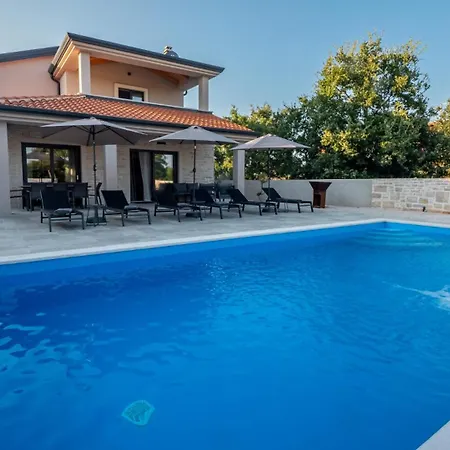 Family Alves With Pool And Grill In Porec Willa *