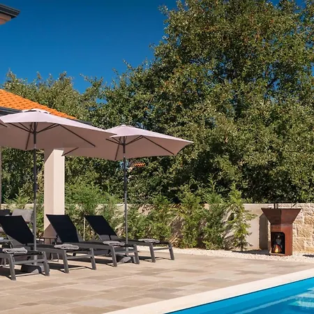 Family Alves With Pool And Grill In Porec Peroj