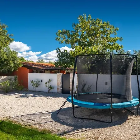 Family Alves With Pool And Grill In Porec Willa Peroj