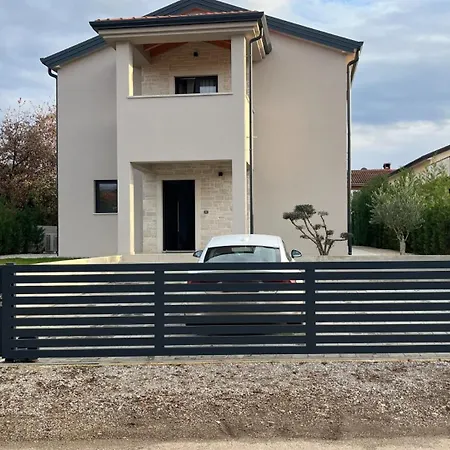 Family Alves With Pool And Grill In Porec Peroj